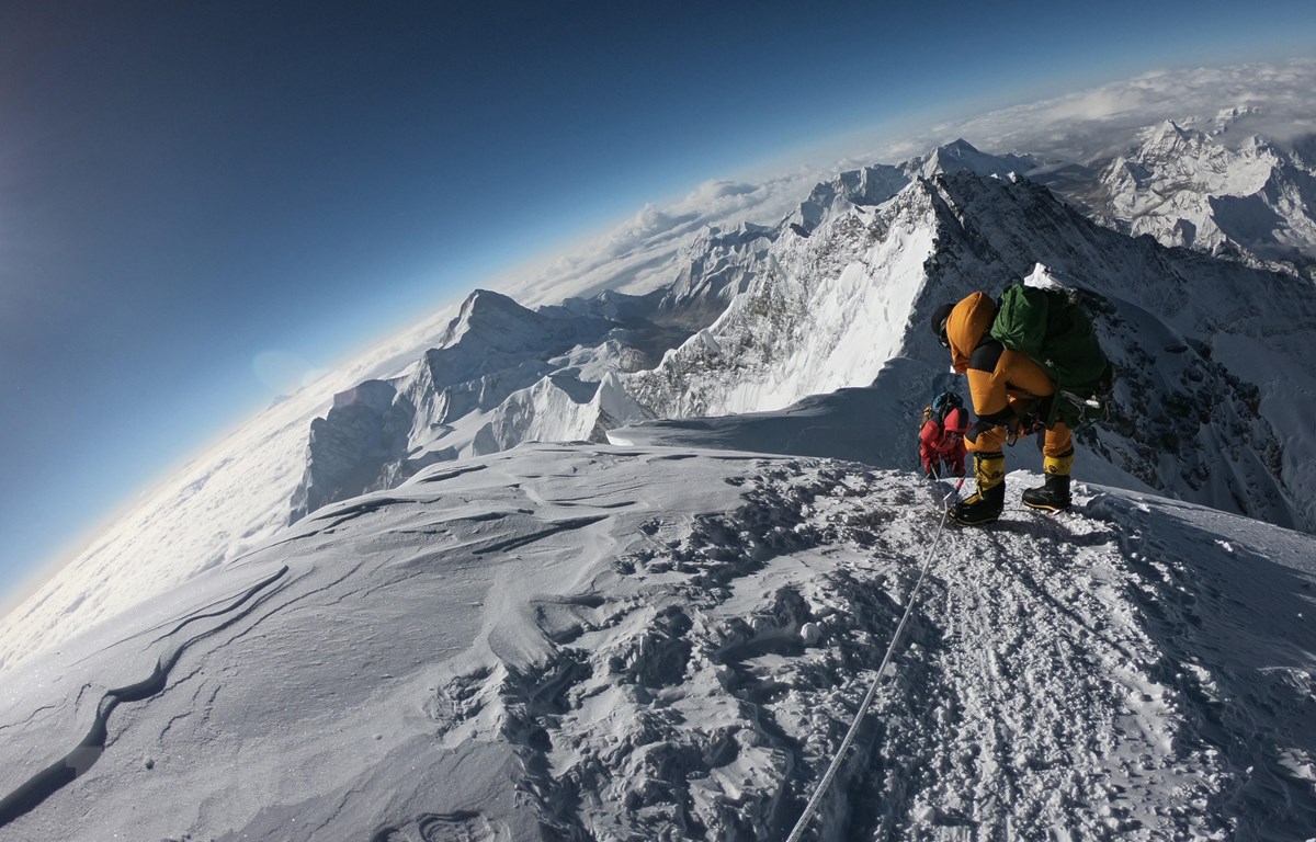 Đỉnh Everest là ngọn núi cao nhất thế giới tình từ mực nước biển, cao 8.848m