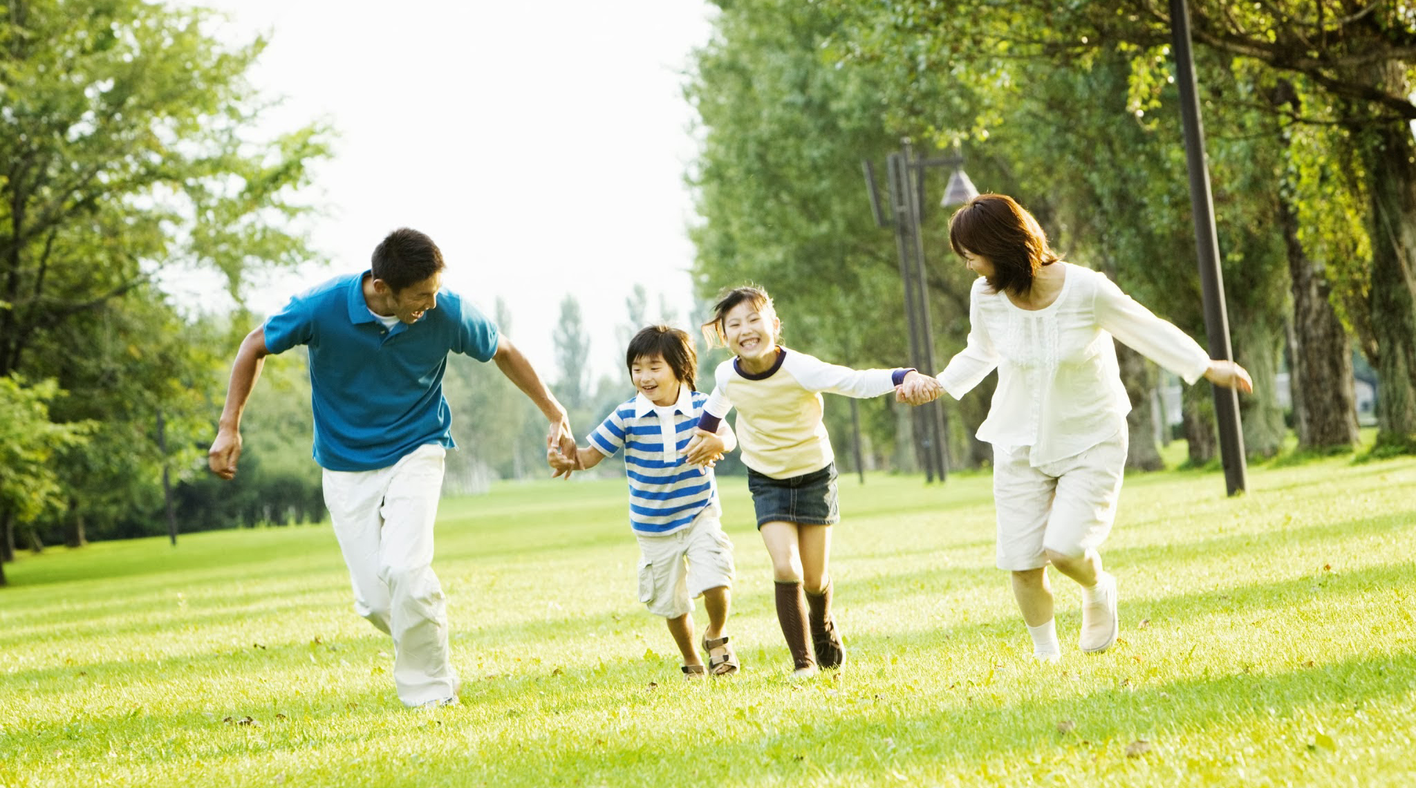 Trẻ cảm nhận được sự ấm áp và yêu thương khi gia đình hạnh phúc