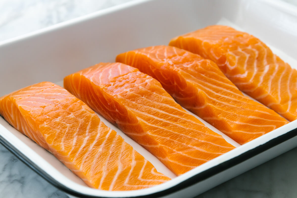 Cá hồi là nguồn cung cấp axit béo omega-3 (DHA và EPA)